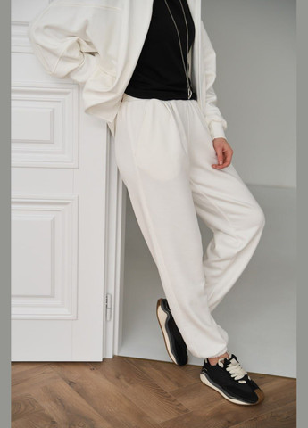 Жіночий костюм із стійкою колір білий р.L 451254 New Trend (282926207)