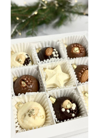 Шоколадні цукерки у формі новорічних іграшок - подарунковий набір цукерок 9 шт на Новий рік No Brand (369386731)