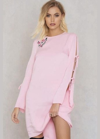 Розовое платье мини с вышивкой NA-KD