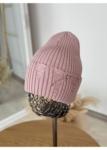 Шапка унісекс рванка з декоративною булавкою подвійна з відворотом рожева No Brand (363968691)