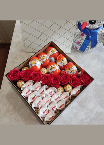 Бокс из сладостей Kinder JOY и роз для девушки на день рождения день влюбленных (ar41) No Brand (315888749)