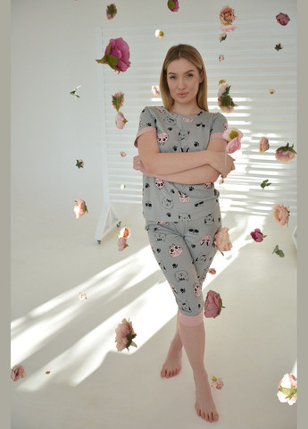 Серая всесезон женская пижама, комплект для дома и сна бриджи и футболка серая, котики футболка + капри Sexen