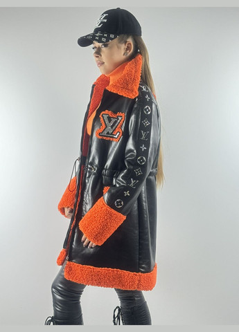 Дубленка женская, удлиненная, эко кожа черного цвета, подкладка эко мех оранжевого цвета, зимняя, с логотипом. Kor@Kor (312537620)