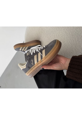 Белые демисезонные кроссовки мужские adidas gazelle bold beige / white / gum адидас газель No Brand