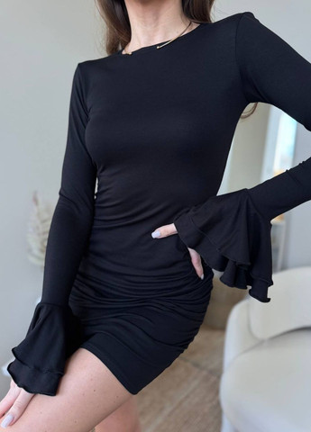 Чорна вечірня вишукана приталена вечірня міні сукня з рюшами на рукавах та драпіруванням по боках силуетна Tik-Tak однотонна