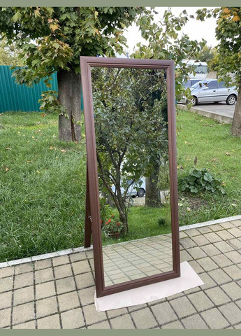 Дзеркало підлогове в класичній рамі кольору горіх темний на ніжці 150 х 60 см No Brand (333823532)