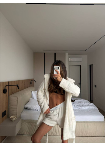 Молочна всесезон затишний плюшевий комплект із халатом та шортами No Brand