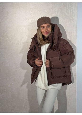 Коричневая зимняя женская куртка пуфер beze с карманами и съемным капюшоном (mil586) milirud