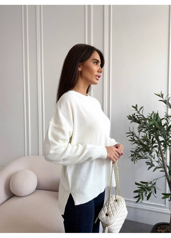 Молочный демисезонный женский свитер оверсайз с удлиненной спинкой MonCher