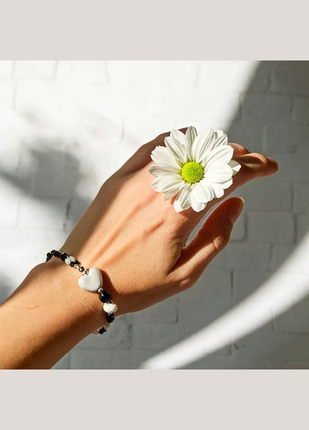 Браслет білий Перламутр + чорна Шпінель + Серце кераміка, гіп-на фур-ра кольору срібло d-4х10мм L-18см No Brand браслет (303283202)