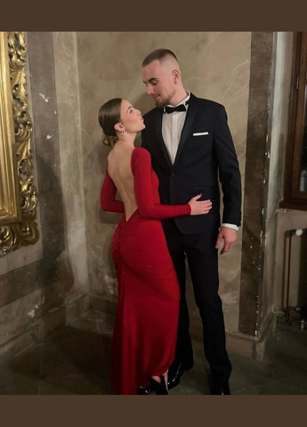 Червона сукня-максі зі шлейфом червоного кольору, з відкритим декольте та спиною, ідеальний вечірній образ для особливих випадків No Brand однотонна