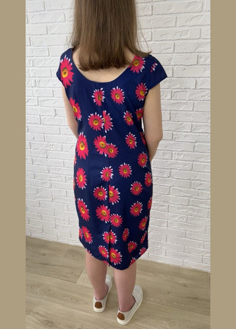 Синее повседневный, кэжуал синее софтовое летнее женское платье-футляр миди с цветочным принтом с ромашками платье-футболка, футляр No Brand с цветочным принтом