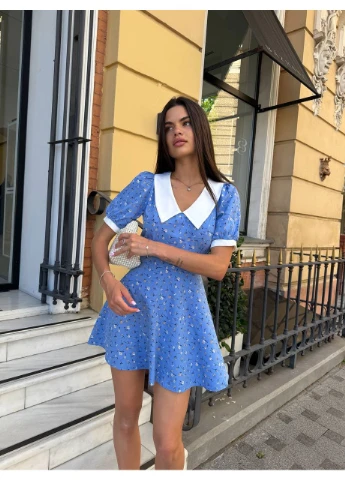 Голубое летнее платье мини с воротником голубого цвета 33421 клеш No Brand с цветочным принтом