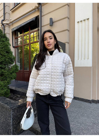 Молочна демісезонна жіноча утеплена куртка-бомбер оверсайз MonCher