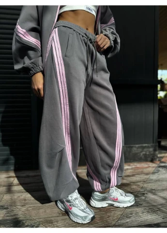 Костюм жіночий оверсайз вільного крою з лампасами . No Brand (376039541)