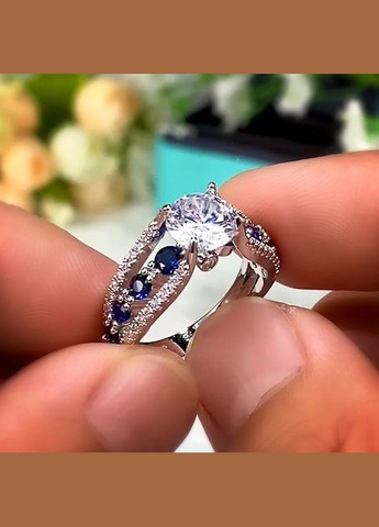 Кольцо женское с белыми и синим фианитами Сьюзи серебристое размер 17 Fashion Jewelry (286762125)