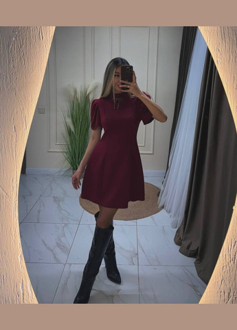 Бордовое деловое платье классическое с металлическим бантом колокол Adelante однотонное