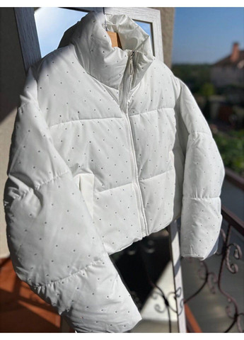 Белая демисезонная куртка женская 7165 короткая широкая оверсайз россыпь камешков без капюшона HAIZIYUAN