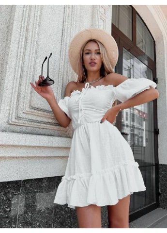 Белое платье мини с открытыми плечами Fashion