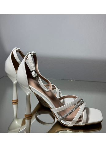 Белые женские босоножки свадебные кожаные с камешками 9,5 см No Brand со стразами