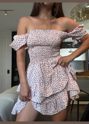 Рожева повсякденний легка сукня в квітковий принт з пишною спідницею Adelante з квітковим принтом