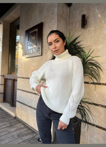 Молочный зимний женский однотонный свитер с горловиной Fashion