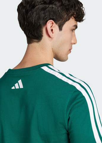Зелена футболка codes collegiate linear graphic adidas