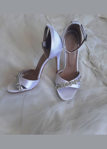 Белые свадебные женские сатиновые босоножки с камнями - белый цвет No Brand с камнями