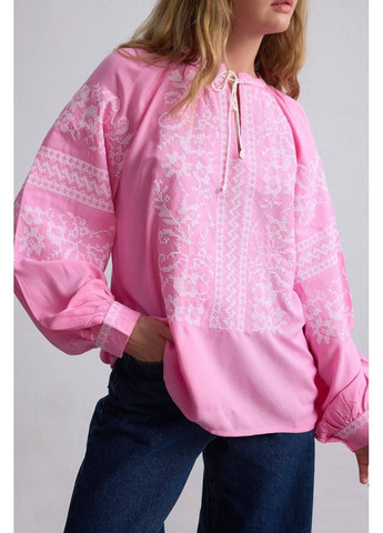 Рожева колоритна рожева блуза вишиванка з білою вишивкою, жіноча вишиванка з білими зав'язками, вишита сорочка в етнічному стилі візерунок квітковий вільна бавовна, поліестер (350909643)
