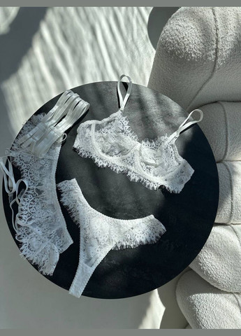 Белый демисезонный нежный кружевной комплект с гартерами Vakko