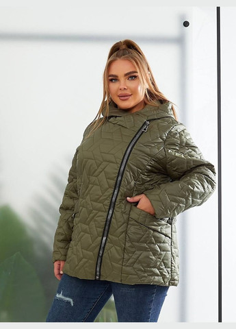 Оливкова (хакі) демісезонна куртка жіноча батал демісезонна хакі стьобана з синтепоном на косу блискавку і капюшоном косуха Viki Куртка