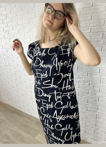 Темно-синее повседневный, кэжуал темно-синее хлопковое коттоновое летнее женское платье-футляр миди с белыми надписями платье-футболка, футляр No Brand с надписью