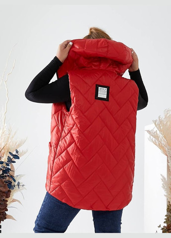 Женская зимняя жилетка батал красная, с капюшоном, средней длины, на молнии Viki Жилет (316035154)