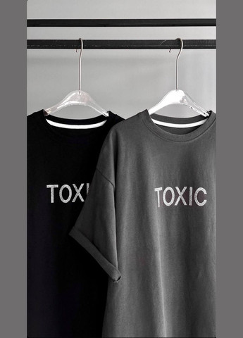 Чорна всесезон чорна якісна футболка з турецького куліра в універсальному розмірі 42-46, однотонна футболка з написом "toxic" зі страз No Brand 088-1
