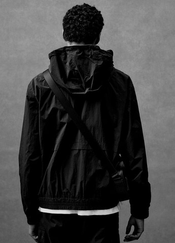 Черная демисезонная ветровка H&M