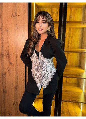 Вишуканий піджак декорований мереживом Adelante (368848880)