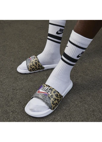 Белые шлепанцы victori one slide print white cn9676-104 Nike