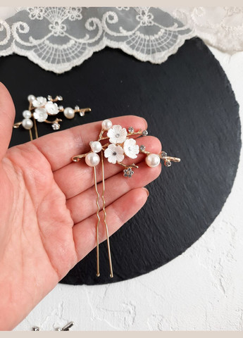 Набор из двух свадебных шпилек в прическу с белыми мелкими цветами в серебристом цвете. No Brand (331177219)