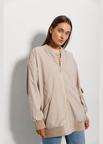 Удлиненная женская ветровка светло-бежевая с карманом на рукаве Arjen (294907286}