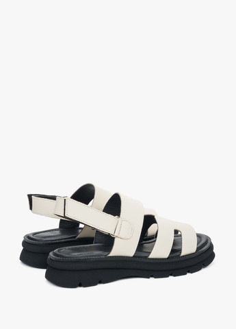 Сандалі, колір молочний Estro (341680800)