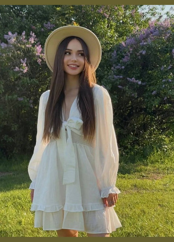 Молочное кэжуал нежное льняное платье декорировано воланами с пышной юбкой Adelante однотонное