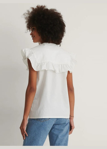 Біла блуза з широким комірцем NA-KD