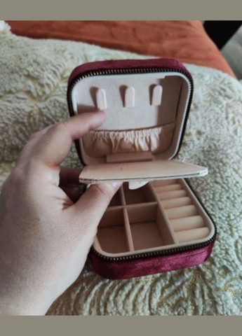 Дорожня оксамитова скринька для зберігання ювелірних виробів, Бордового кольору. No Brand (297529106)