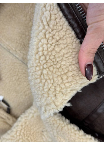 Коричневая зимняя женская укороченная дубленка коричневого цвета 36055 No Brand