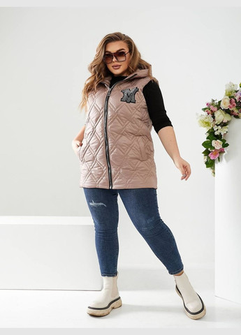 Жіноча жилетка батал мокко стьобана безрукавка жилет великий розмір з капюшоном на блискавці кишені нашивка з камінням Viki Жилет (316218927)