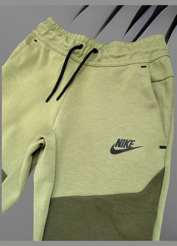 Зеленые спортивные брюки Nike