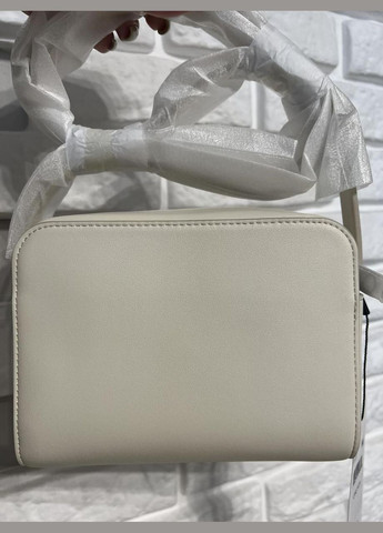 Сумка-кросбоді Sculpted Impression молочна Calvin Klein (334193370)