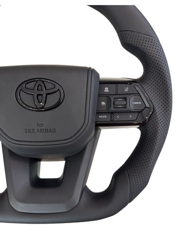 Руль для Land Cruiser 200, Prado 150. Без подогрева. Кожа. Со скошенным низом. Логотип – черный глянец. Toyota (346055195)