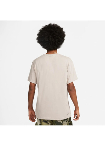 Бежева футболка чоловіча m nsw spu ss tee beige Nike