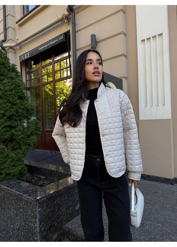 Молочна демісезонна жіноча утеплена куртка-бомбер оверсайз MonCher